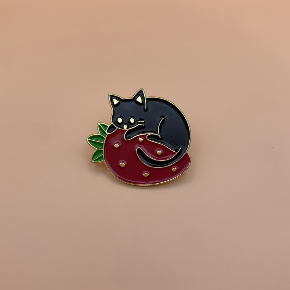Strawberry kitty pin 🍓🐈‍⬛